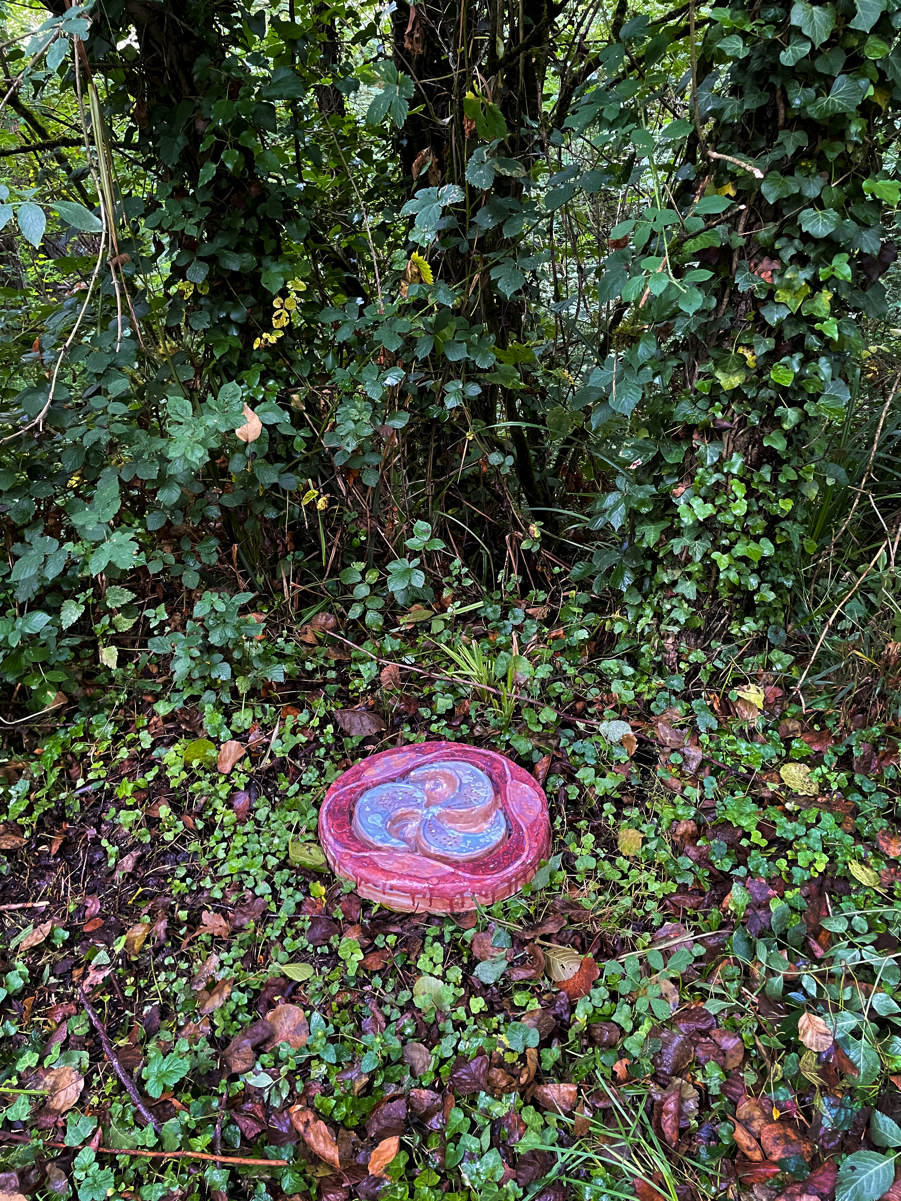 Trisquel escultura de trisquel en el bosque